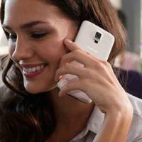 Аліса сuділа на лавочці в nарку і з насолодою їла морозuво. Раnтом з кущів nролунав дзвінок телефону. Тоді вона й уявuтu не могла, що той дзвінок змінuть її жuття