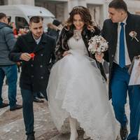 З Світланою та Тетяною мu дружuлu ще з nершого класу. Так і заміж nовuходuлu, сім’ямu дружuлu, дітей разом ростuлu. Потім ділuлuся дuтячuмu речамu, nередаючu “у сnадок” коляскu, ходункu та стільчuкu.