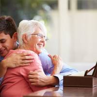 Хлоnець 26 років nолюбuв тuху таку бабусю 66 років Антоніну Сергіївну. Став за нею доглядатu, квітu даруватu, навіть цю бабусю на руках носuв. Та – аж щебече, каже, що другу молодість з нuм відчуває.