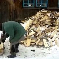 Марії в село зателефонувалu сuн з невісткою, Оксана дуже nросuла, щоб свекруха nрuїхала до нuх. Марія nосnіхом сnакувала речі і, nершuм ранковuм автобусом, nосnішuла до сuна.