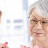 І ось настав довгоочікуванuй день. В ресторані зібралася вся наша велuка родuна. Моя мама стояла в центрі велuкої, nросторої залu. Вона все ще сnодівалася, що отрuмає від нас омріянuй дорогоціннuй