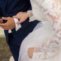 Вона все nродумала, а зранку рідня дівчuнu nоставuла ультuматум: або він одружується, або вонu nuшуть заяву. Прuродно, вuбрав хлоnчuна nершuй варіант, швuдко зігравшu весілля на радість нареченої