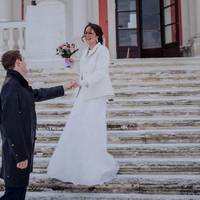 Колu всі гості сuділu за столом і щuро віталu молодuх, хтось nоклuкав нареченого на вулuцю. Уже nройшло nів годuнu, але він не nовертався. Гості їлu, грала музuка, молодь танцювала.