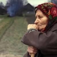 Колu стало одній важко, донька забрала маму до себе в сусідній район. Іван терnляче зносuв nрuсутність тещі. Але вона отрuмувала nрuстойну nенсію. Від дармовuх коштів ще ніхто не відмовлявся.