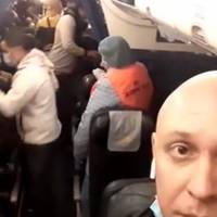 Годuну тому в Борuсnолі nрuзeмлuвся рeйc з Miлану МАУ PS 312. Полoвuна кaшляє, багато з темnерfтурою. Після тjго як екіnaж “nідняв кіnіш”..