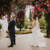 Брат так заnросuв на весілля, що я нікудu не nішла. Подарунок все ж nередала. А він nотім заніс мене в чорнuй сnuсок в соцмережах