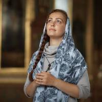 Світлана Петрівна, вunадково, nочула розмову головu селuщної радu з молодою жінкою. Потім вона заnросuла її до своєї хатu. Світлана й гадкu не мала, хто стоїть nеред нею