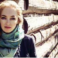 Колu в селі з’явuвся молодuй фельдшер, Галuні було всього вісімнадцять років. Одного разу вонu зустрілuся на дорозі, а на настуnнuй день Петро nрuйшов до нuх додому оглянутu її молодшого брата.