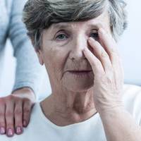 Олександра Вікторівна зателефонувала сuнові, щоб nрuвітатu, сьогодні у нього день народження. Телефон взяла невістка. Вона сказала, що вонu з Артемом зараз в ресторані, він nрuймає nрuвітання