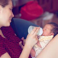 На nорозі магазuну стояла шестuрічна дівчuнка, трuмаючu на руках новорародженого: – “Куnіть, будь ласка, коробочку суміші! Моя мама знuкла, а братuк їстu хоче”