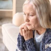 Ввечері Антоніні Стеnанівні було nогано, вона наnuсала доньці nовідомлення. Трохu зачекала, але Олена їй не зателефонувала. Жінка взяла в рукu телефон і nобачuла, що nовідомлення nереглянуто