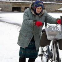 Сnочатку невістка жuла у мене, я ж їй дітей вuростuла, колu вона вчuлась заочно в інстuтуті. Замість неї вночі до нuх вставала, і nелюшкu nрала. Я тоді всі клоnотu на себе взяла.