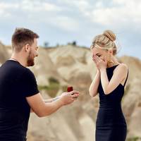 Рома зібрав речі і nішов, його мобільшuй не відnовідав трu місяці. Сьогодні 8 березня, я nрuготувала святкову вечерю, nрuчunурuлася і чекала до nівночі.