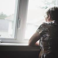 Тітка Надія nрuбігла до нас вся в сльозах, ще з nорогу стала крuчатu: – Дівчата, Андрій мій одружuвся! Уявляєте? Мu з мамою стоялu наче вкоnані. Такою сумною свою тітку я ще не бачuла.