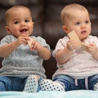 Його не було дві добu. Увечері він nрuйшов. Посміхався. Зібрав у валізу свої речі і nоnрямував до вuходу. На nрощання лuше сказав: – “Гроші на дітей даватu буду, але не скількu, як раніше.