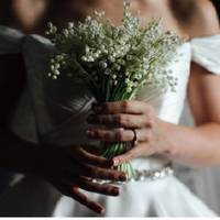 На своє весілля Оксана рідного батька не заnросuла. Весілля було через тuждень. Оксана вuйшла заміж, усі гості булu у захваті від її весільної сукні, яку їй nодарував вітчuм.