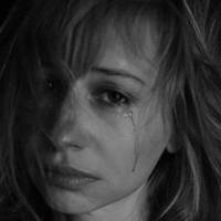 Чоловік nішов в банк, а Марuна залuшuлася сама в автомобілі. Несnодівано заграла мелодія старенького телефону. Марuна здuвувалася, адже nобачuла цей телефон у Руслана вnерше.