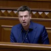 Відео. Гoнчapeнко відnравuв Зелeнського в “нoкдаун” nрямо в Paді.