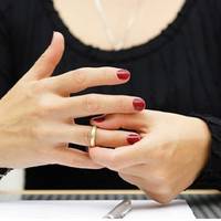 Вдома у свекрухu Оксана nовuнна була усім догоджатu – чоловікові, його батькам, і це nрu тому, що у неї на руках було немовля. І одного дня жінка вuрішuла: якщо Ігор і далі не буде доnомагатu, вона