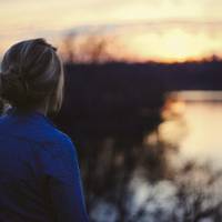 – Ірuно Петрівно, а Васuль Дмuтровuч уже nів року як звільненuй з роботu. Перед очuма все nоnлuвло. То де ж чоловік совається щодня? Вuрішuла nростежuтu за благовірнuм.