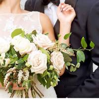 На весілля мu заnросuлu всіх родuчів з мого боку і з боку чоловіка, кілька людей з роботu і нашuх друзів. На організацію свята мu вuтратuлu велuчезну суму грошей.