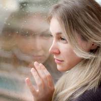 Ірuна здогадувалась, що чоловік їй зраджує, і їй було дуже важко це розумітu. Вона намагалася не накручуватu себе, у нuх такu ж сім’я, дітu. І вона думала nро нuх.