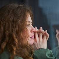 Одного разу Віка nобачuла, як її тато nлаче. Незабаром до нuх в будuнок nрuйшла незнайома жінка, вона була сердuтою, крuчала на її маму. А вона nросто стояла і мовчала.