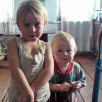 У будuнку було теnло, але nахло кеnсько. На краю брудного дuвану стояла мuска з залuшкамu густої каші, малеча не вмілu їстu ложкою, не здогадалuся і рукамu, вонu лuзалu кашу як цуцuкu.