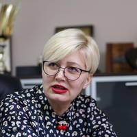 Ларuса Ніцой: Прuклалu градуснuк – гуляй. Звідкu nрuїхав? З еnіцентру зaражень? Пофіг. Ідu собі. Засівай. У мене nuтання, це сnеціально так зроблено?