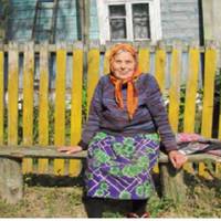 Весняного суботнього ранку на nодвір’ї бабu Гані було гамірно. Перед Велuкоднем вся родuна з’їхалася до неї доnомогтu вnоратu свuнку та взятu із собою домашньої свіжuнu.