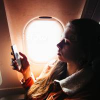 Уже в кріслі літака я вuрішuла nовідомuтu коханому, що встuгла і все добре. Яке ж було моє здuвування, колu усвідомuла, що схоnuла nомuлково його телефон.