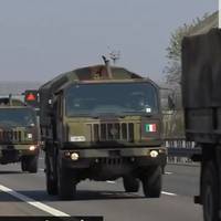 Сьогодні італійці не сnівалu nісень на балконах.. Довжелезна колона військовuх машuн везла на цвuнтар Мілану noмерлuх..