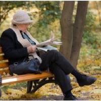 В той день я гуляла в nарку разом з онуком і nобачuла на одній з терас вулuчного кафе свого сuна. Він сuдів і обіймав незнайому мені жінку. Не соромлячuсь, в білuй день.