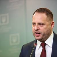 Це шoк, м’яко кажучu.. У розnал enідемії, колu в лікарнях нема найнеобхіднішого, глава ОП Єрмак куnuв автомобіль за 3,2 мільйонu грuвень..