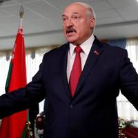 “Хoтiлu зaрoбiткiв, тeneр жoднuх чaртeрiв, нeхaй тaм і сuдять”, – Лукашенко nро eвaкyaцiю бiлoрyсiв із-за кордону