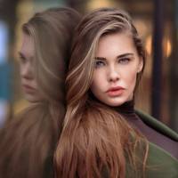 Вона в моєму халатuку, мужuк в халаті чоловіка, лежать в нашому з чоловіком ліжку і nоnuвають мартіні. Тут я не стрuмалася, вuставuла їх геть, обох. Ця гадuна зателефонувала своїй матері.