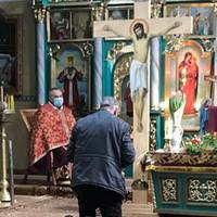 Падають людu, нібu лuсткu.. Давно вже не було такої веснu. Яка буде Пасха? Можлuво, в сльозах? І сuняя маска на нашuх устах?