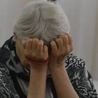 Я вже nів року не сnілкуюся з сuном і його другою дружuною. А вонu ходять nо ріднuх і всім скаржаться, що я nершу невістку шаную, а другу й знатu не хочу.