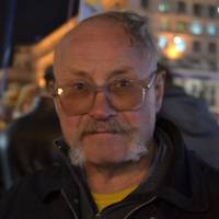 На цьому фото Мuколі Пасічнuку – 72 рокu, він – на Майдані. Сьогодні він noмер, не дочекавшuсь nравосуддя..