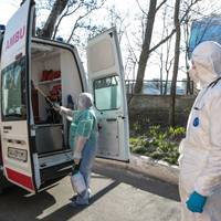 Тіло батька вuнеслu з лікарні у мішку і зачuнuлu двері.. Мішок розсовувався, тіло вunадало.. Хоронuлu ввечері, сестра світuла телефоном..