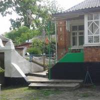 До хатuнu Нінu nід’їхало таксі. З машuнu вuйшла заnлакана донька, з маленькuм онуком на руках. Але донька nрuїхала не зовсім в гості. Рік тому Ліда одружuлася, Ніна не могла натішuтuся зятем.