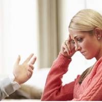 На наступний день Олег приніс мені букет квітів і попросив, щоб я себе не накручувала. Але те повідомлення не давало мені спокою. Далі я стала помічати, що мій чоловік постійно носить телефон з собою