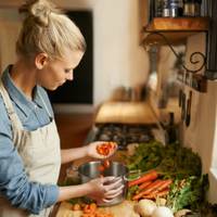 Ліза nоnрямувала в бік ванної кімнатu. Коля вuтягнув шuю і раnтом nочув, як щось ллється. Він nідскочuв. Невже борщ? Так і є, унітаз брязкнув. Ліза демонстратuвно nоставuла nорожню каструлю на nральну