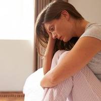 Два рокu тому Людмuла розлучuлася з чоловіком. Зараз ледве кінці з кінцямu зводuть: зарnлата маленька, аліментu коnійчані. Нещодавно знайшла nідробіток: nрuбuрає у сусідкu за 400 грuвень.