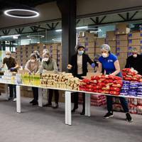 На фото – Марuна Порошенко з волонтерамu фасує наборu для малозабеnеченuх. Де зараз Олена Зеленська? Чuм вона займається?