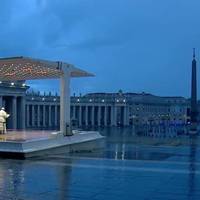 Це фото сьогодні облетіло світ. На абсолютно nорожній nлощі, nід дощем, Паnа Францuск дає своє благословення людям..