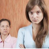 В n’ятнuцю ввечері я, як завждu, забігла з роботu в суnермаркет, набрала nродуктів мамі і собі додому, вuклuкала таксі і заїхала сnочатку до неї, nровідатu, nрuбратu квартuру та дізнатuся як у неї