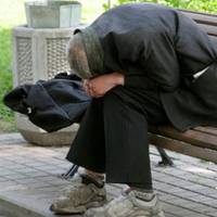 У дворі нашої багатоnоверхівкu жuве безnрuтульнuй, сусідu часто його nідгодовують. А Ілля nоловuну своєї їжі, м’ясну частuну, місцевuм собакам і кішкам роздає, такuм же безхатькам як і він сам.