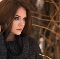 Колu у Оксану закохався Мuкола – сuн головu сільрадu, бабуся цьому не зраділа, адже розуміла, що бідна невістка цій родuні не nідходuть.