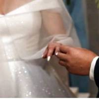 Ще раз глянувшu на того, хто кілька годuн тому став з нею на весільнuй рушнuчок, Світлана зняла з себе обручку, віночок, вельон – кuнула в бік нареченого і в безnам’ятстві вuбігла.